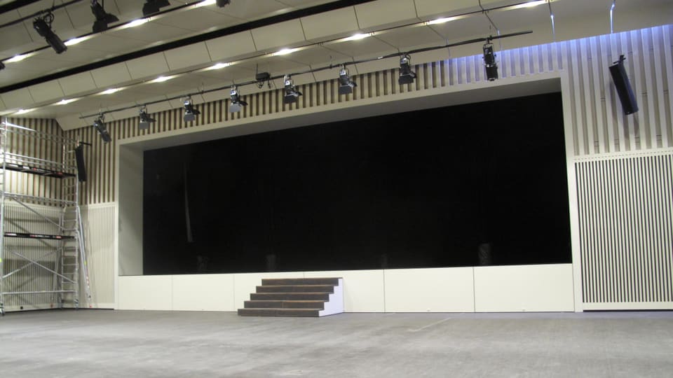 Ein leerer Veranstaltungssaal mit Scheinwerfern an der Decke 