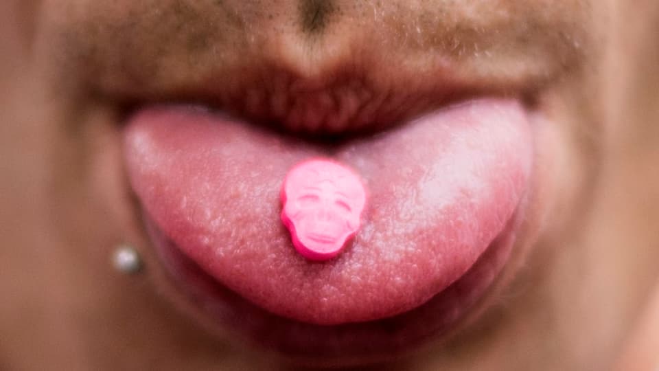 Ein Konsument von MDMA (Methylenedioxymethamphetamin).
