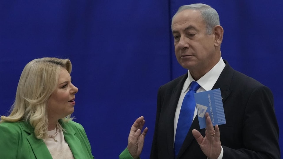 Benjamin Netanjahu und Ehefrau Sara an der Wahlurne.