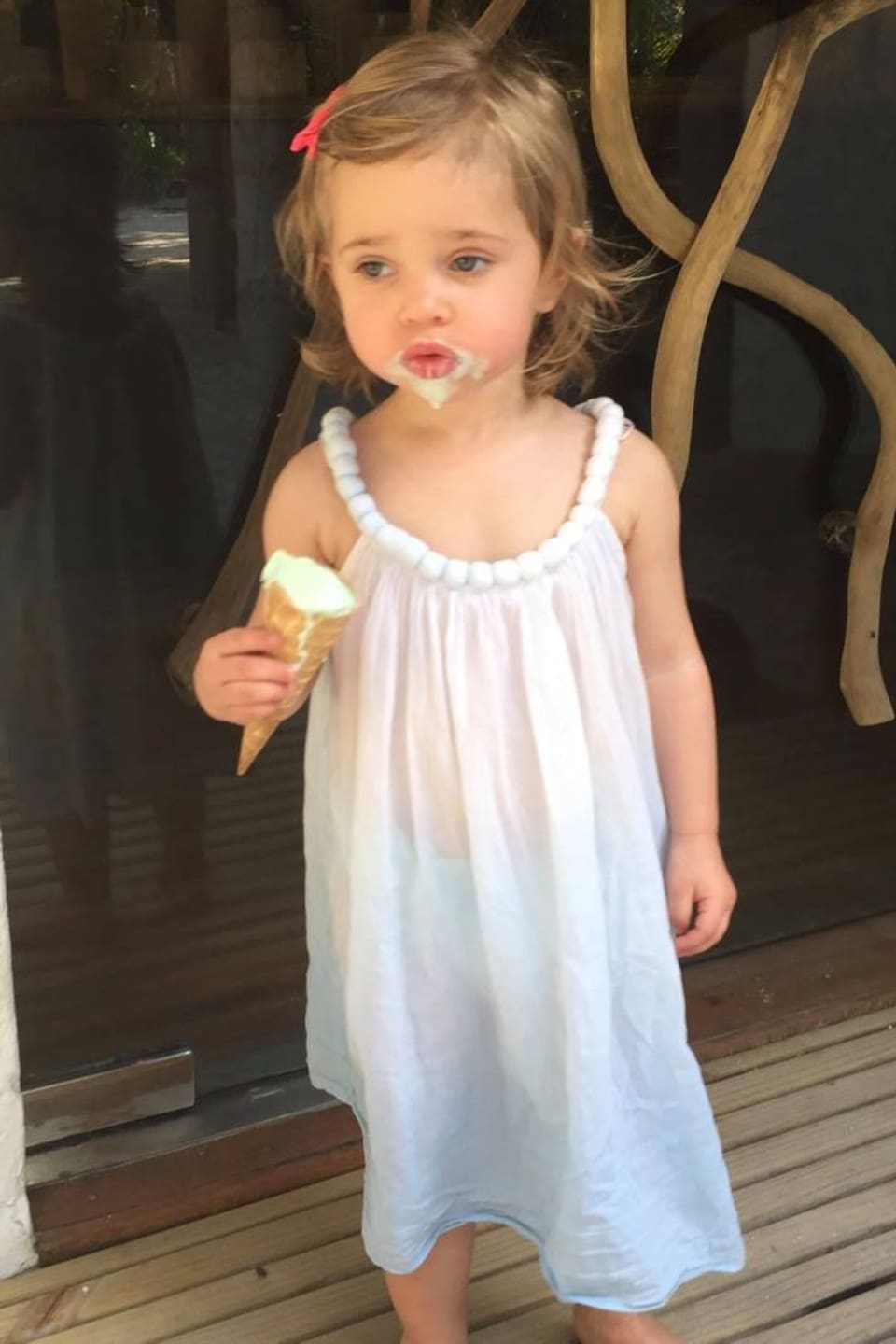Prinzessin Leonore mit einem Eis in der Hand.
