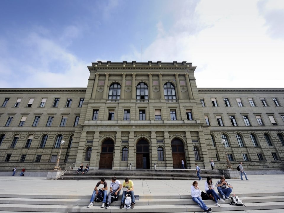 Studenten vor dem ETH-Hauptgebäude in Zürich.