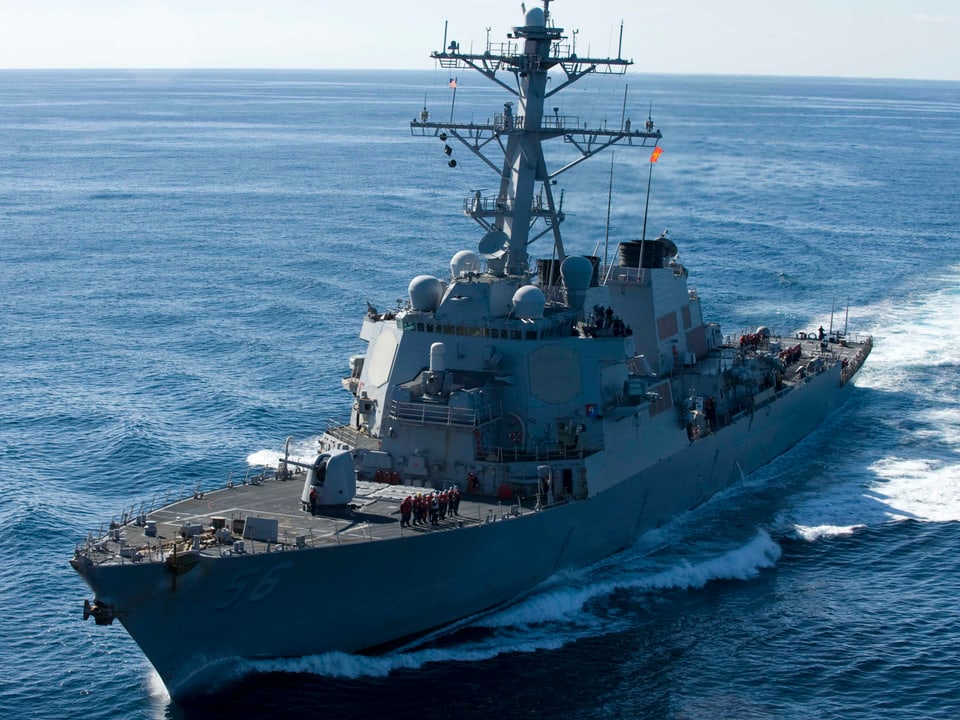 Der Lenkwaffen-Zerstörer USS John S. McCain im Wasser