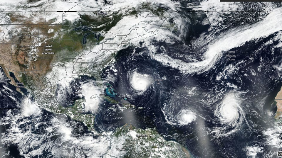 Satellitenaufnahme mit mehreren Hurrikanen.