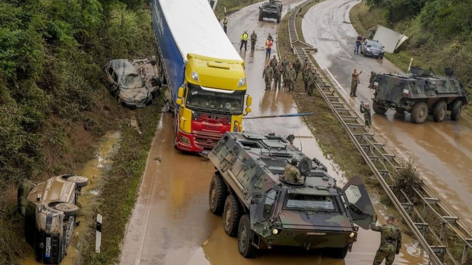 Militär birgt Lastwagen mithilfe von Panzer