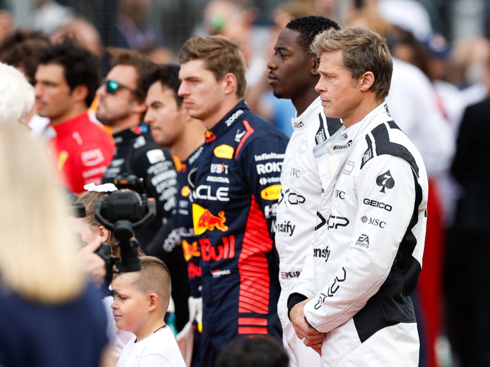 Brad Pitt steht neben Formel-1-Fahrern