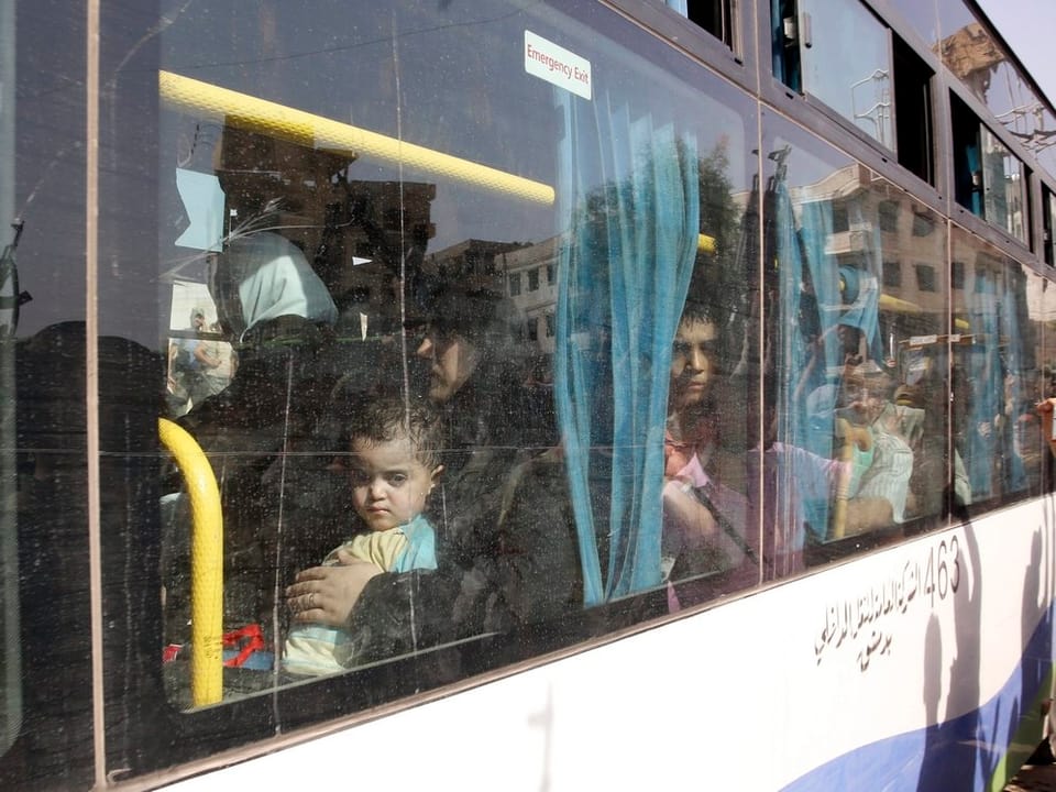 Kind schaut aus einem Busfenster
