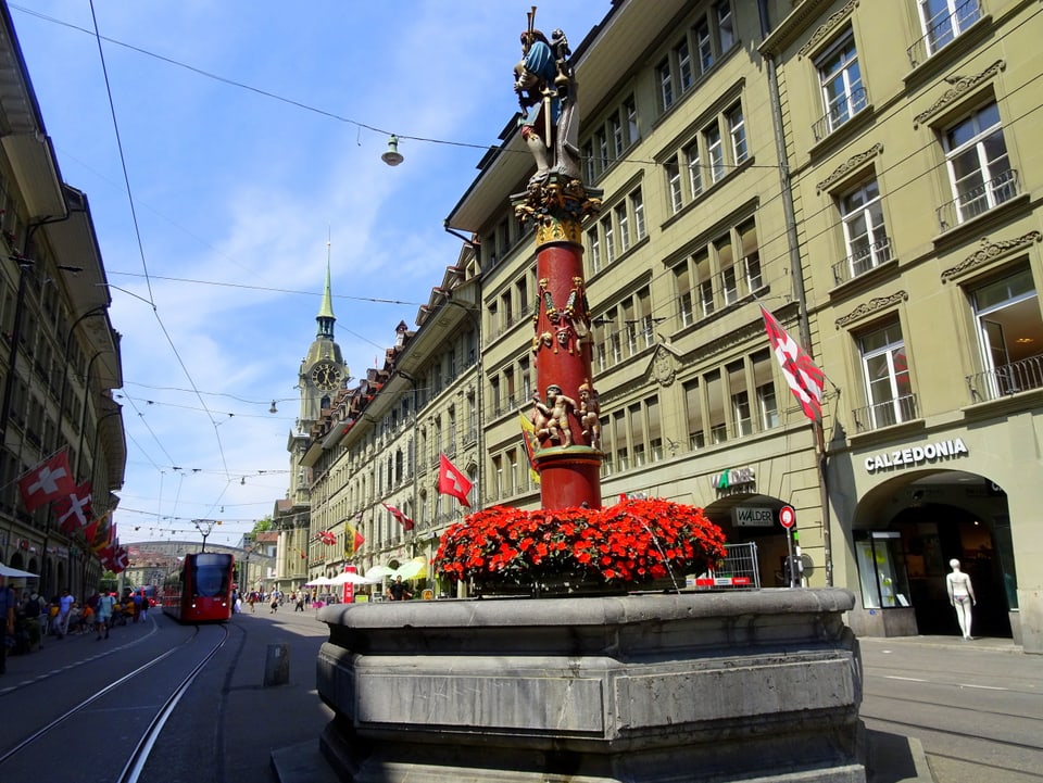Brunnen in einer Altstadtgasse von Bern 