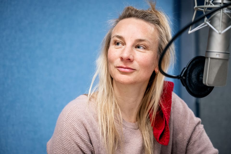Schauspielerin Doro Müggler im Hörspielstudio
