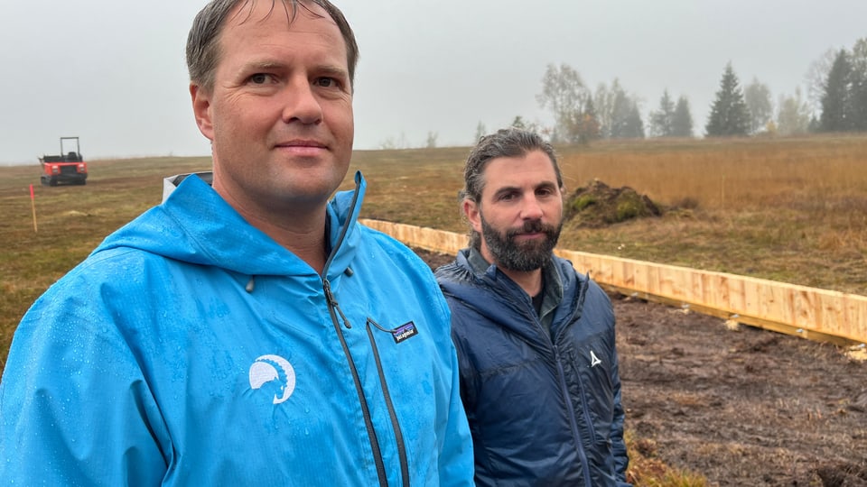 Bastien Amez-Droz von Pro Natura (links) und Bauleiter Fabian Peter auf dem Moor von Rothenthurm.
