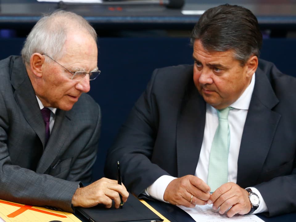 Wolfgang Schäuble und Sigmar Gabriel nebeinandersitzend und diskutierend