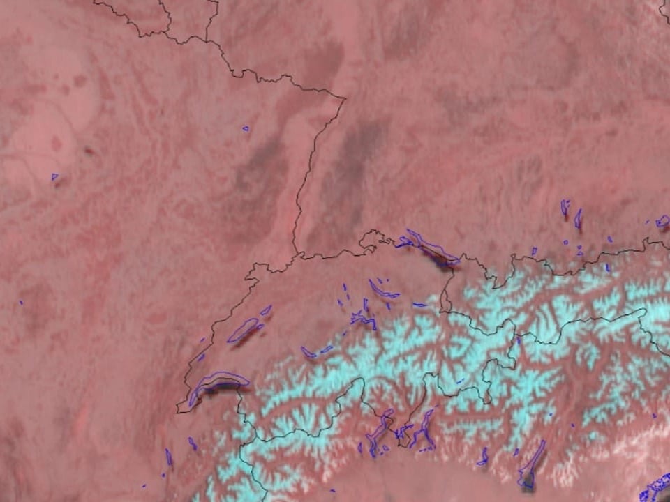 Satellitenbild des Alpenraums mit Schnee in den Alpen.