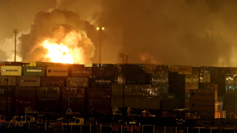Explosion und Giftgaswolke. Im Vordergrund Container.