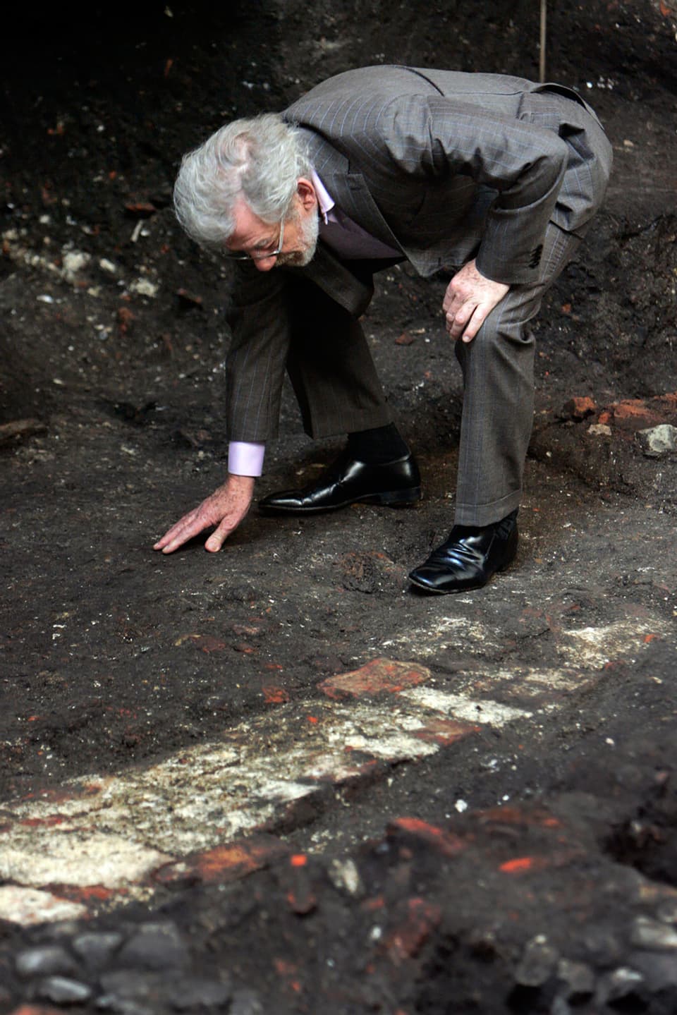 Schauspieler Ian McKellen besucht die Ausgrabungsstätte des «Theatre».
