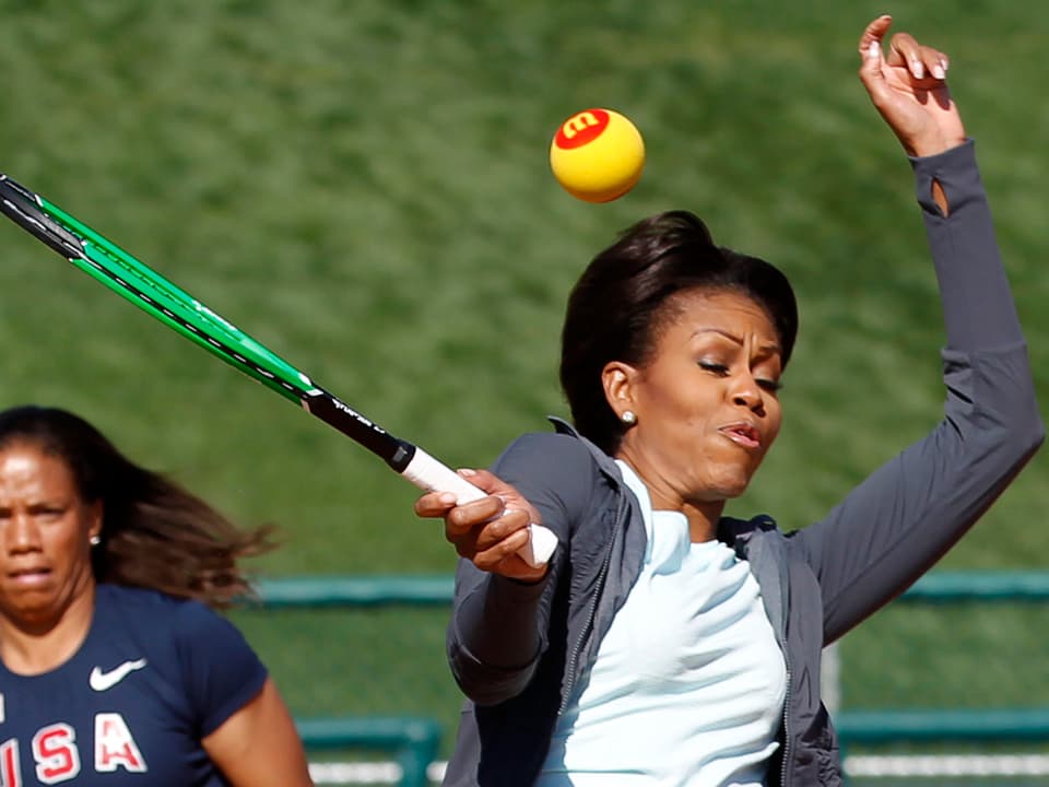 Michelle Obama beim Tennisspielen. 