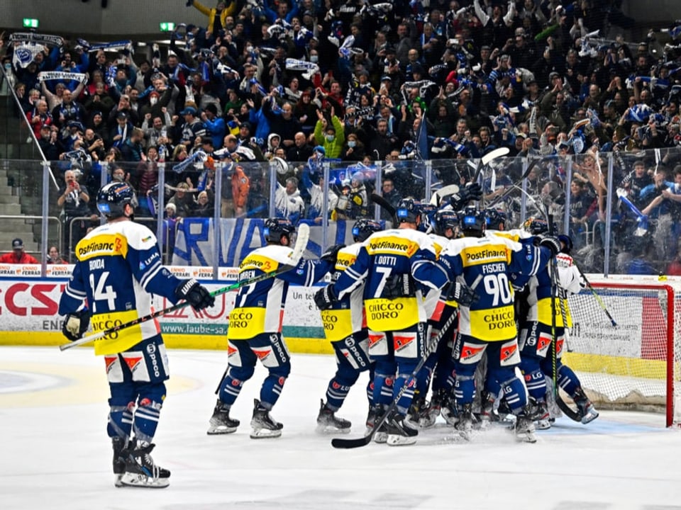 Die Spieler und Fans von Ambri-Piotta feiern