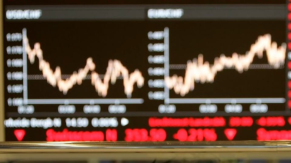 Ein grosser Bildschirm an der Zürcher Börse zeigt Aktienkurse.