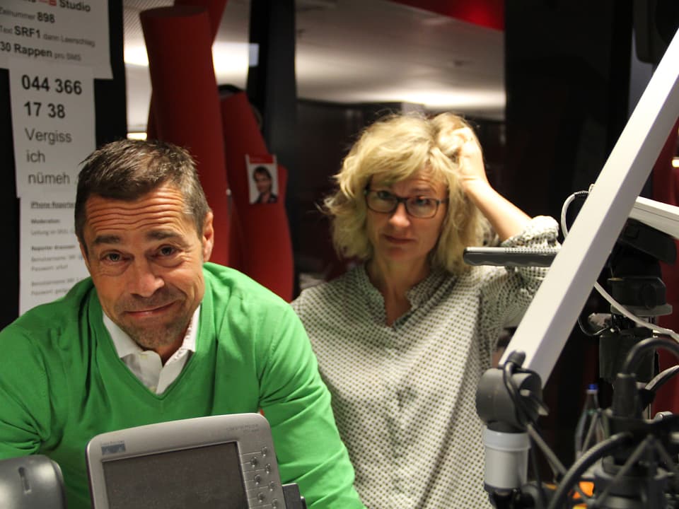 Matthias Hüppi und Ladina Spiess im Studio von Radio SRF 1