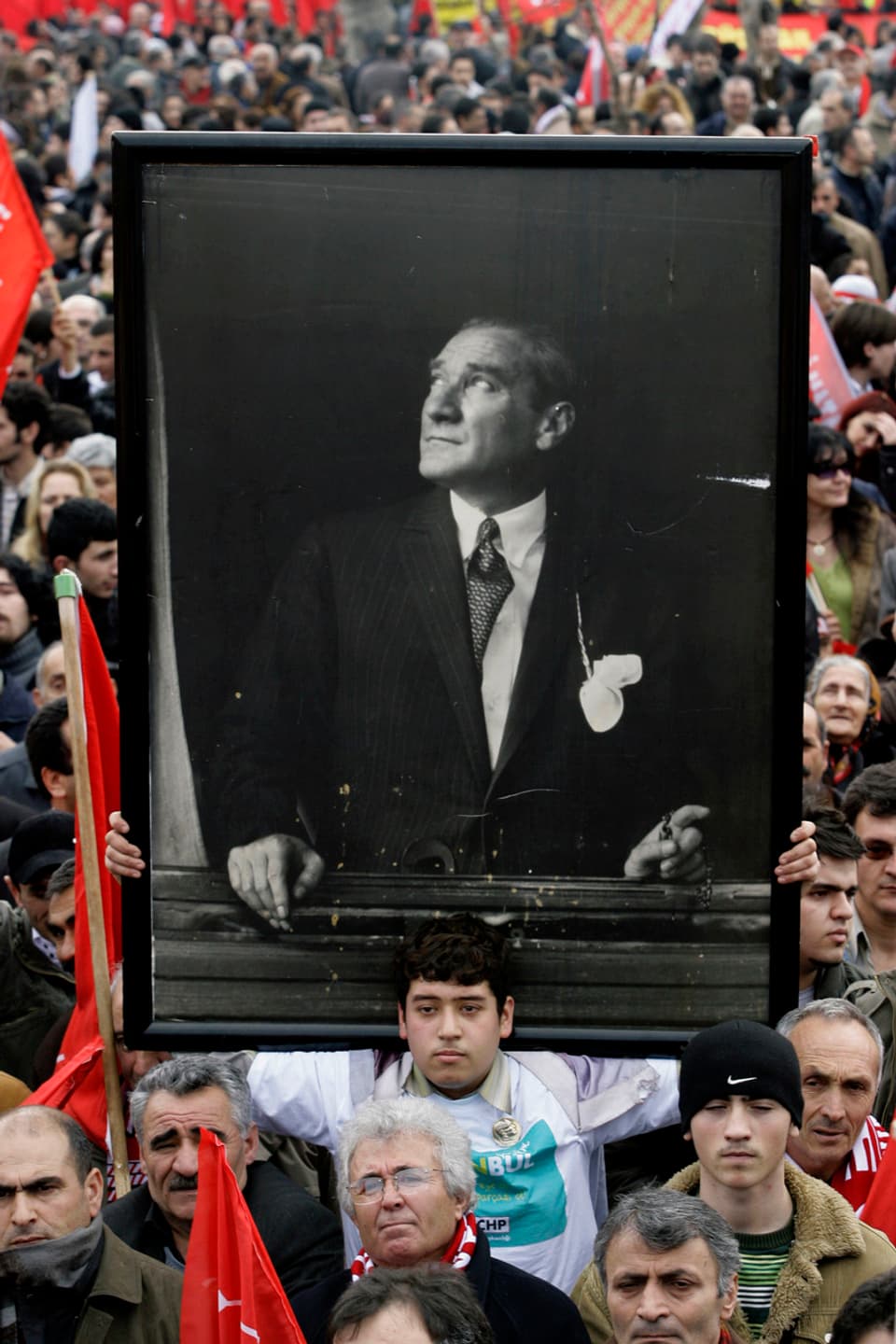 Bei einer alevitischen Demonstration 2008 hält ein junger Mann ein Portrait von Kemal Atatürk. 