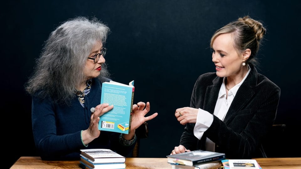 Zwei Frauen mit Büchern.