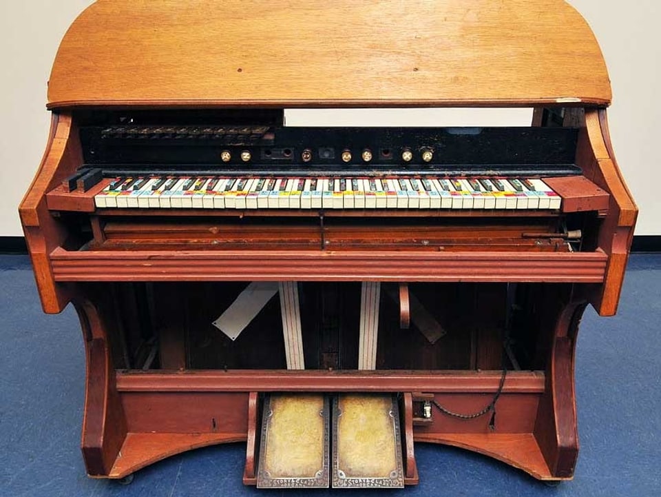 Umgebaute Orgel: Die Klaviatur ist mit Zahlen und Farben übersät.