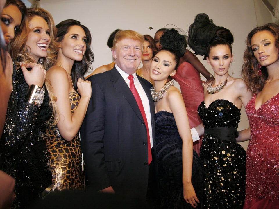 Trump inmitten einer Schar weiblicher Models
