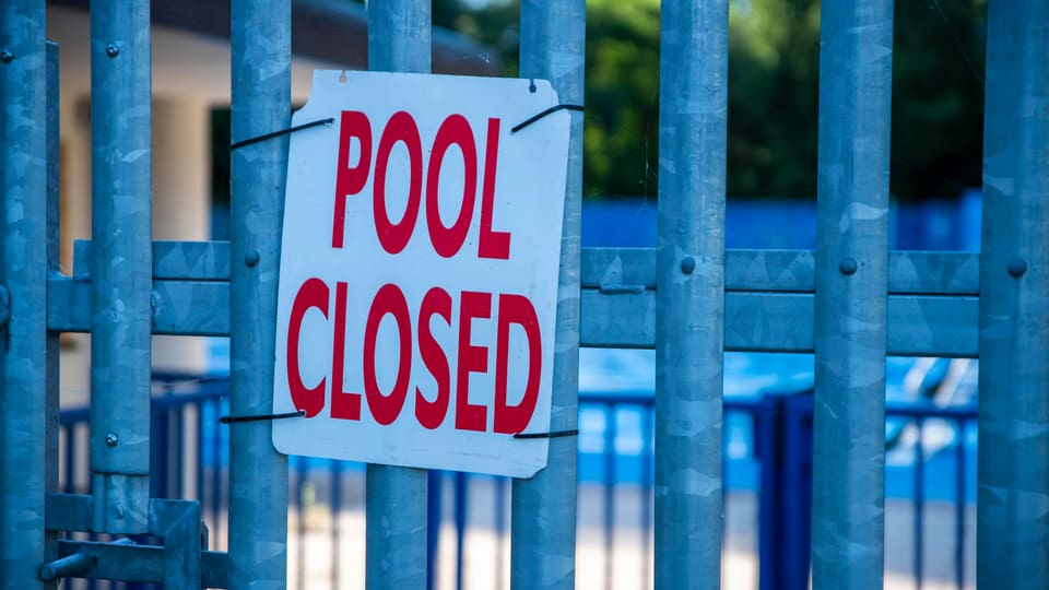 Ein Schild mit der Aufschrift «Pool closed» hängt am Metallgitter vor dem Pool.