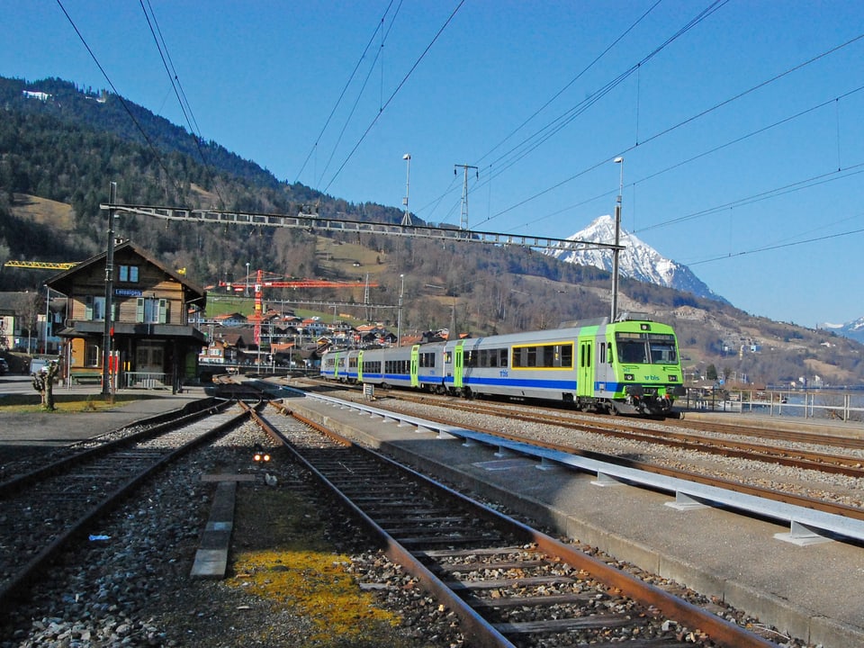 Ein Regionalzug von Spiez her hält in Leissigen.