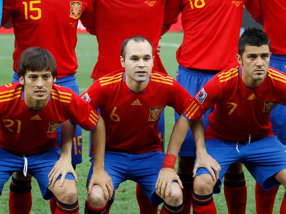Iniesta beim Mannschaftsfoto mit der Nationalmannschaft.
