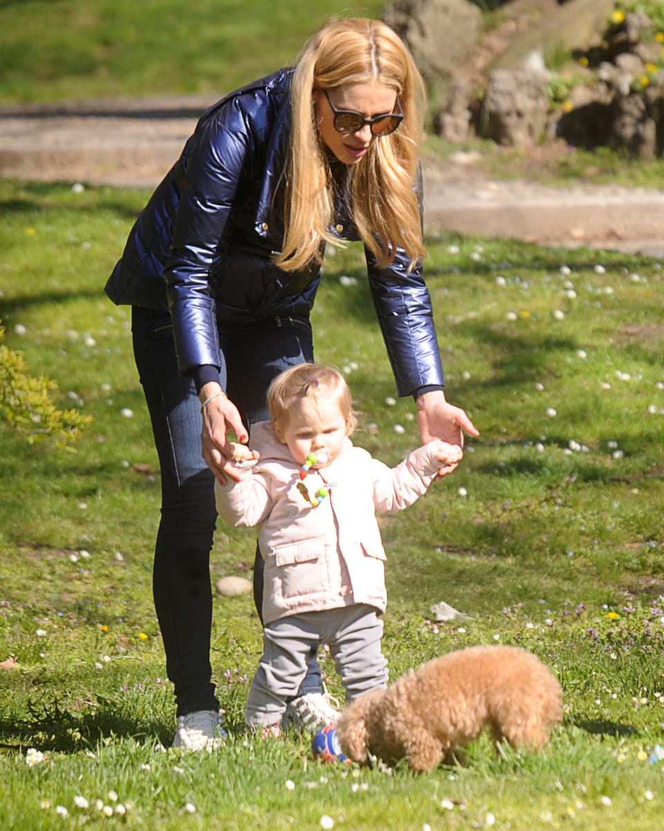 Michelle Hunziker hält Celeste an den Händen und läuft mit ihr. 