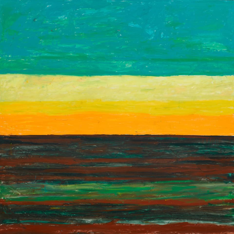 Blick über ein Feld, der Sonnenaufgang als Streifen in unterschiedlichen starken Farben gemalt.