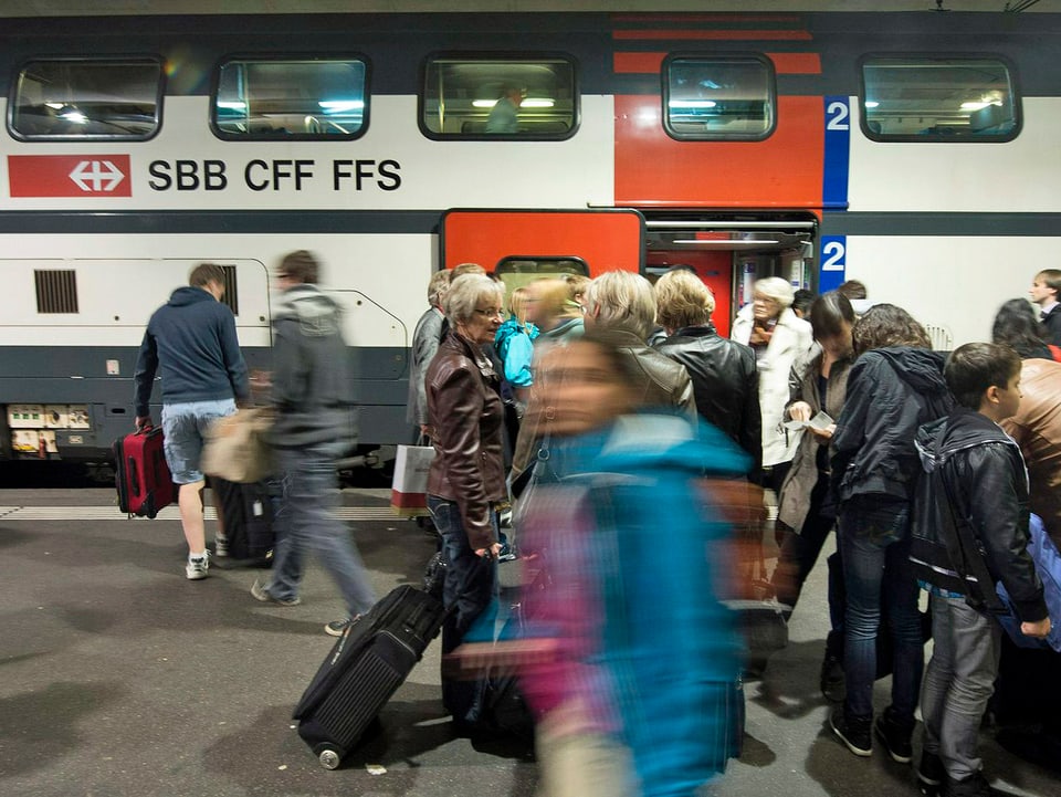 Bahnpassagiere entsteigen einem Intercity-Zug im Bahnhof Bern. (keystone)