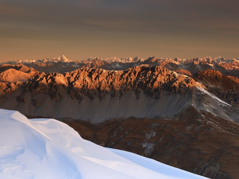 Klare Sicht von einem Berg über die Alpen.