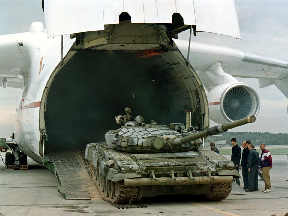 Ein Panzer wird aus dem Laderaum der Antonov gefahren