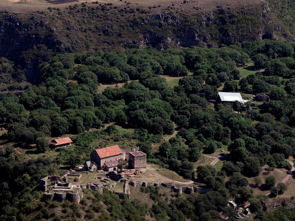 Diese Luftaufnahme zeigt das mittelalterliche Dorf Dmanissi und rechts davon den Ort, wo die Forscher die menschlichen Überreste im Boden fanden.