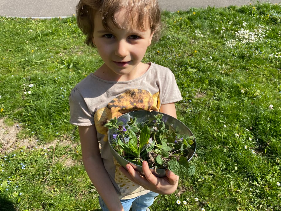 Mädchen mit ausgestochenen Pflänchen