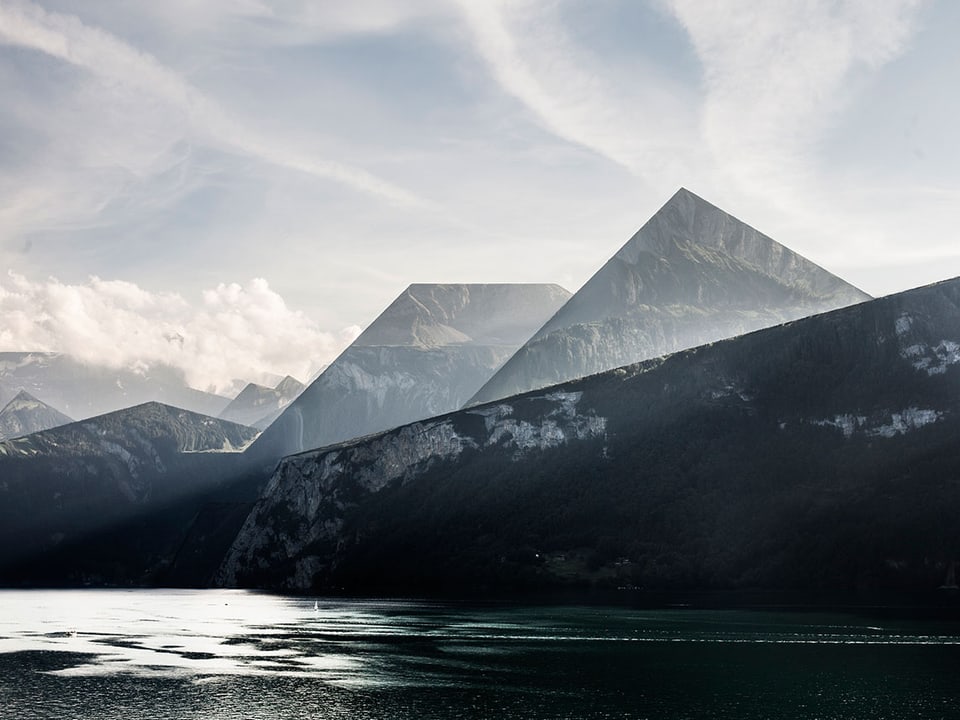 Montage aus Fotos von Bergen, einem See und Himmel.