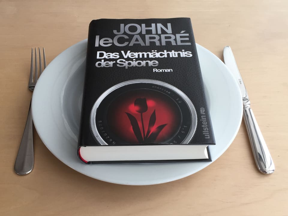 Der Spionageroman «Das Vermächtnis der Spione» von John le Carré auf einem Teller