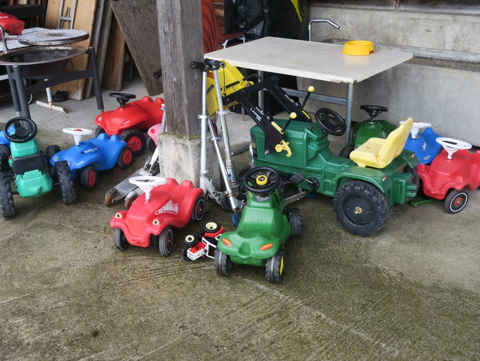 Kindertraktoren und -autos stehen für das Zmorge bereit.