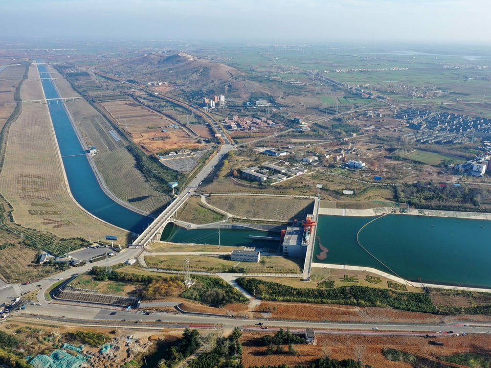 Ein langer Wasserkanal transportiert Trinkwasser durch China.
