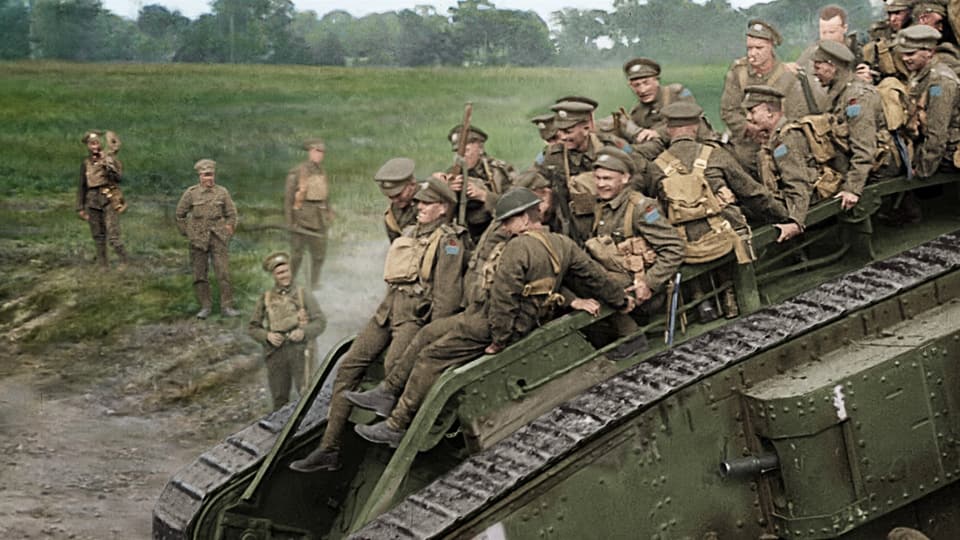 Soldaten auf dem Dach eines fahrenden Panzers während des Ersten Weltkriegs.
