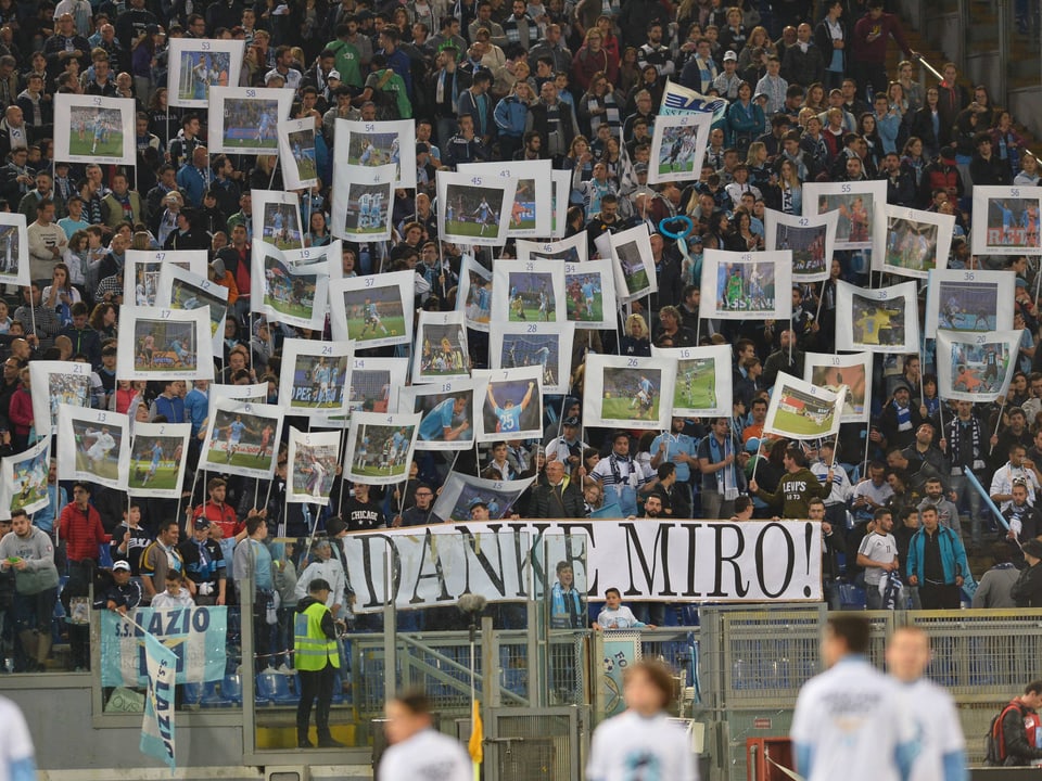 Lazio-Fans bejubeln Miroslav Klose.
