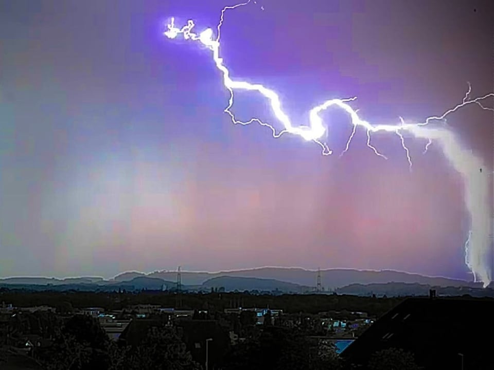 Ein Blitzspektakel brachte heute Abend das Gewitter, das vom Murtensee nach Lyss zog.