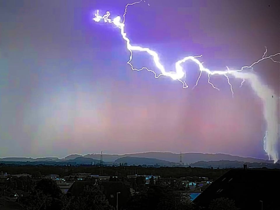 Lyss/BE Ein Blitzspektakel brachte heute Abend das Gewitter, das vom Murtensee nach Lyss zog.