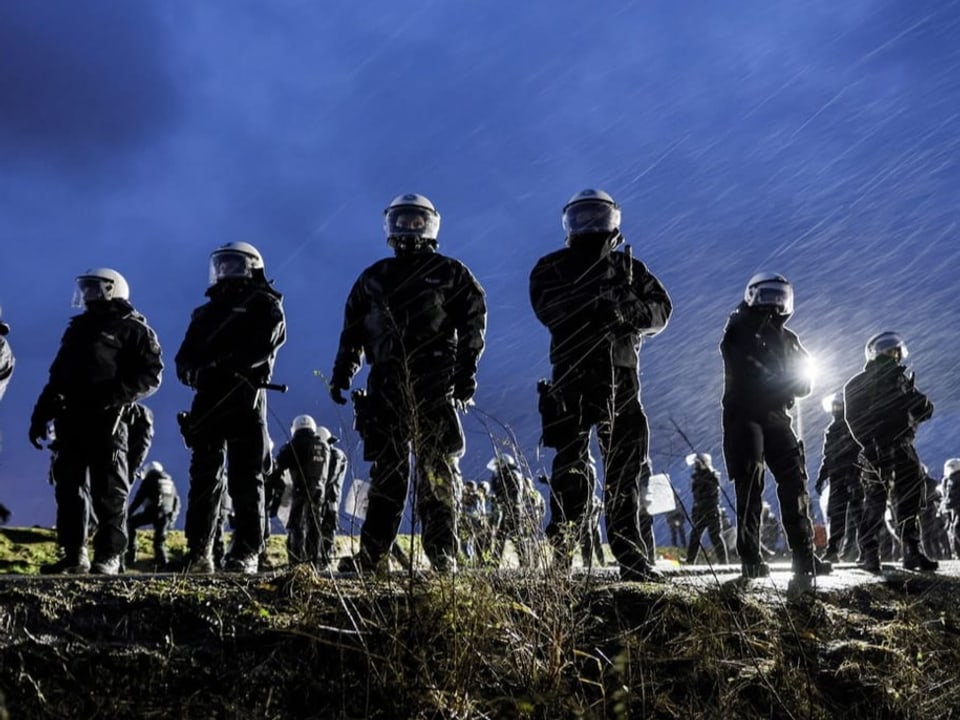 Polizisten im Morgengrauen.