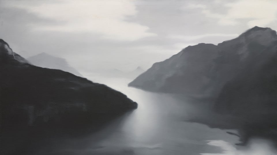 Seelandschaft umrahmt von Bergen