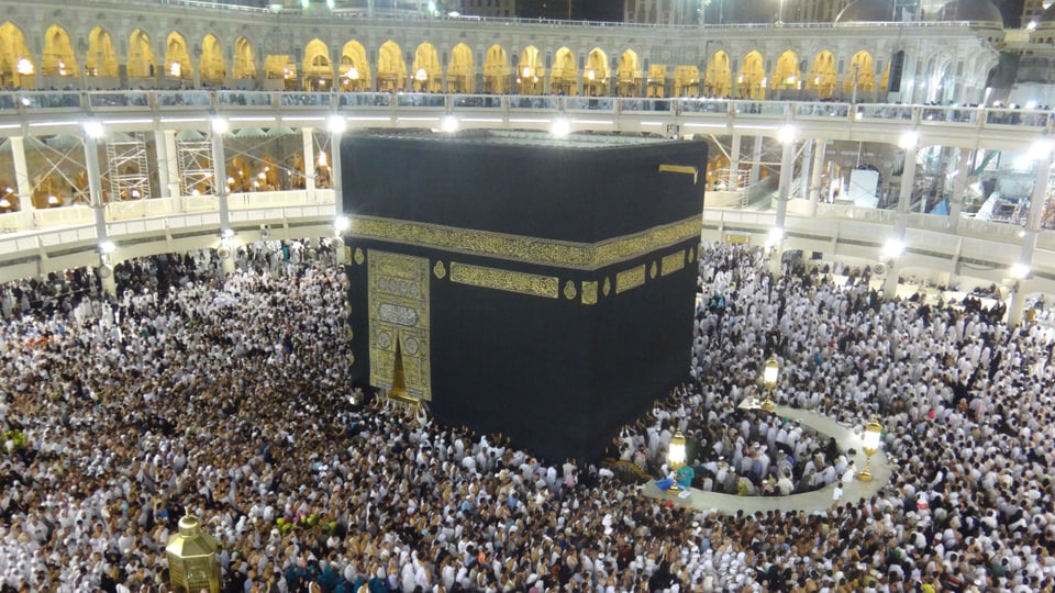 Musliminnen und Muslime beim Umrunden der Kaaba dem Heiligtum und zentralen Wallfahrtsort des Islams.