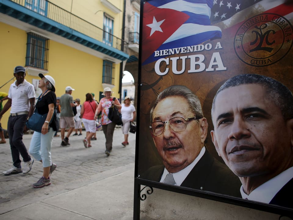 Im Vordergrund ein Plakat, das Barack Obama zusammen mit Kubas Präsident Raul Castro zeigt, dazu die Aufschrift "Willkomen auf Kuba"