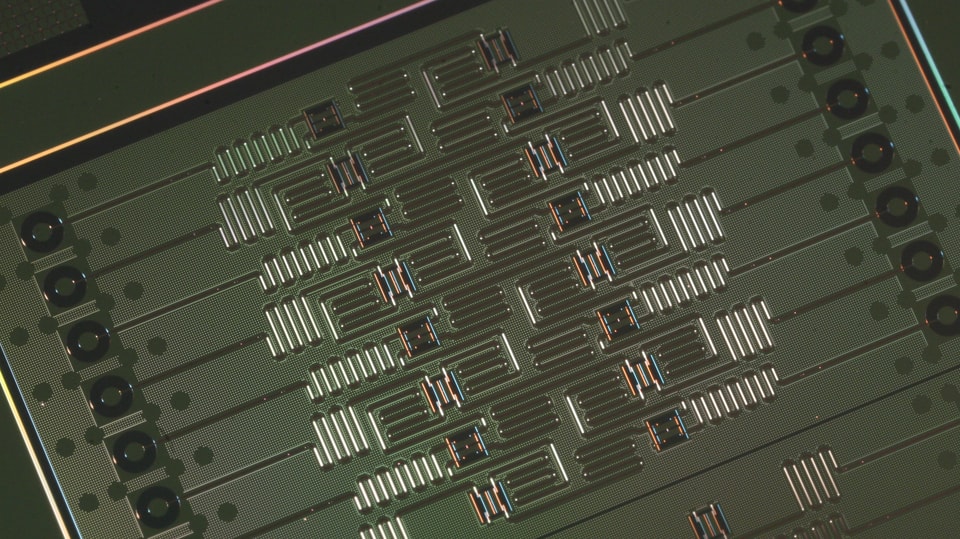 Das Bild eines Quantencomputer-Prozessors von IBM mit 16 Qubits.