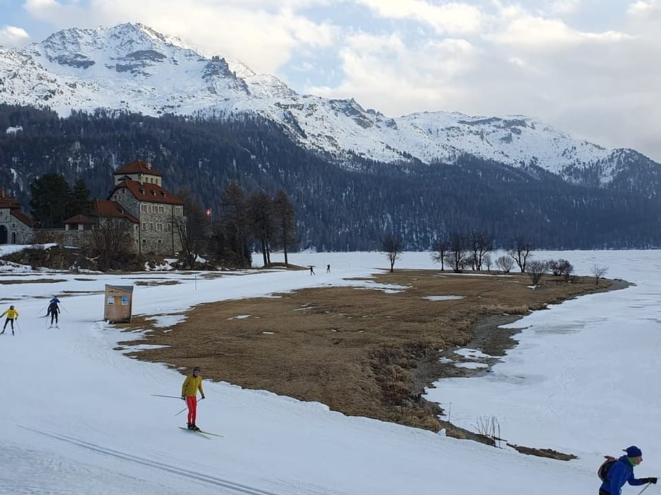 Wenig Schnee für die Langläuferinnen und Langläufer auch bei der Surlej Brücke mit Blick Richtung Sils.