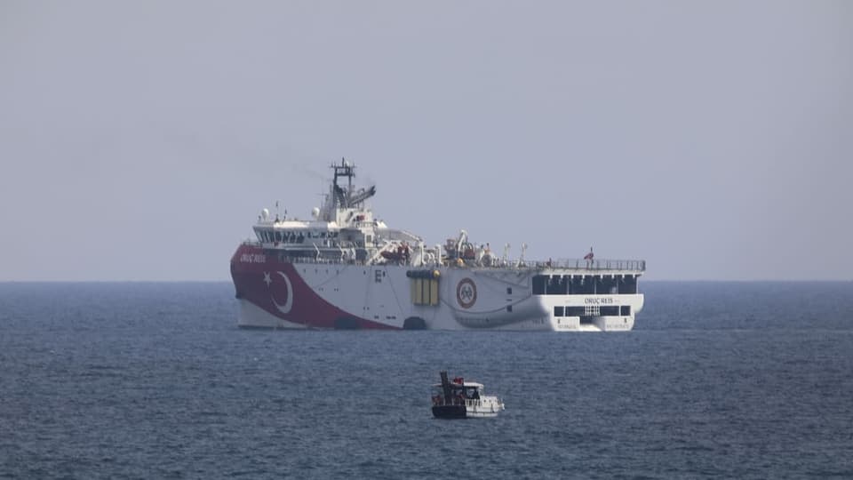 Präsident Erdogan zog das türkische Erdgas-Explorationsschiff «Oruc Reis» Ende September vom östlichen Mittelmeer an die Küste vor Antalya zurück. Nun hat er das Schiff für weitere seismische Messungen wieder in der Region südlich der griechischen Insel Kastellorizo entsandt.